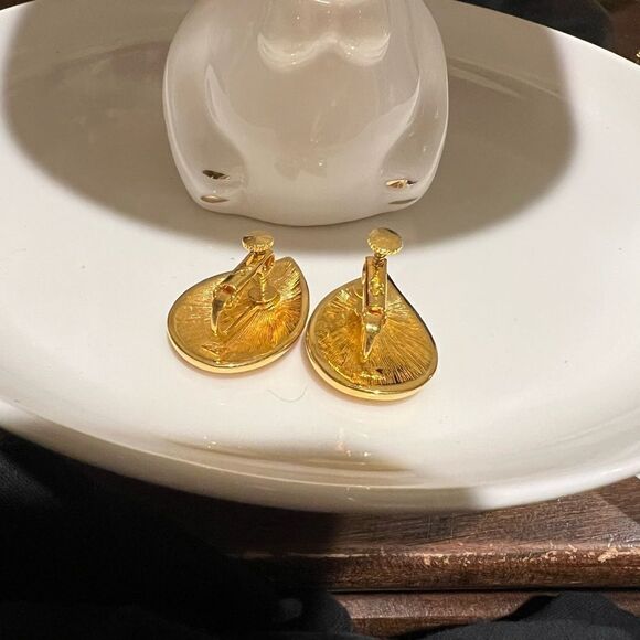 BEAUTIFUL YELLOW GOLD CLIP EARRINGS BY JIM SHORE - Picture 2 of 3